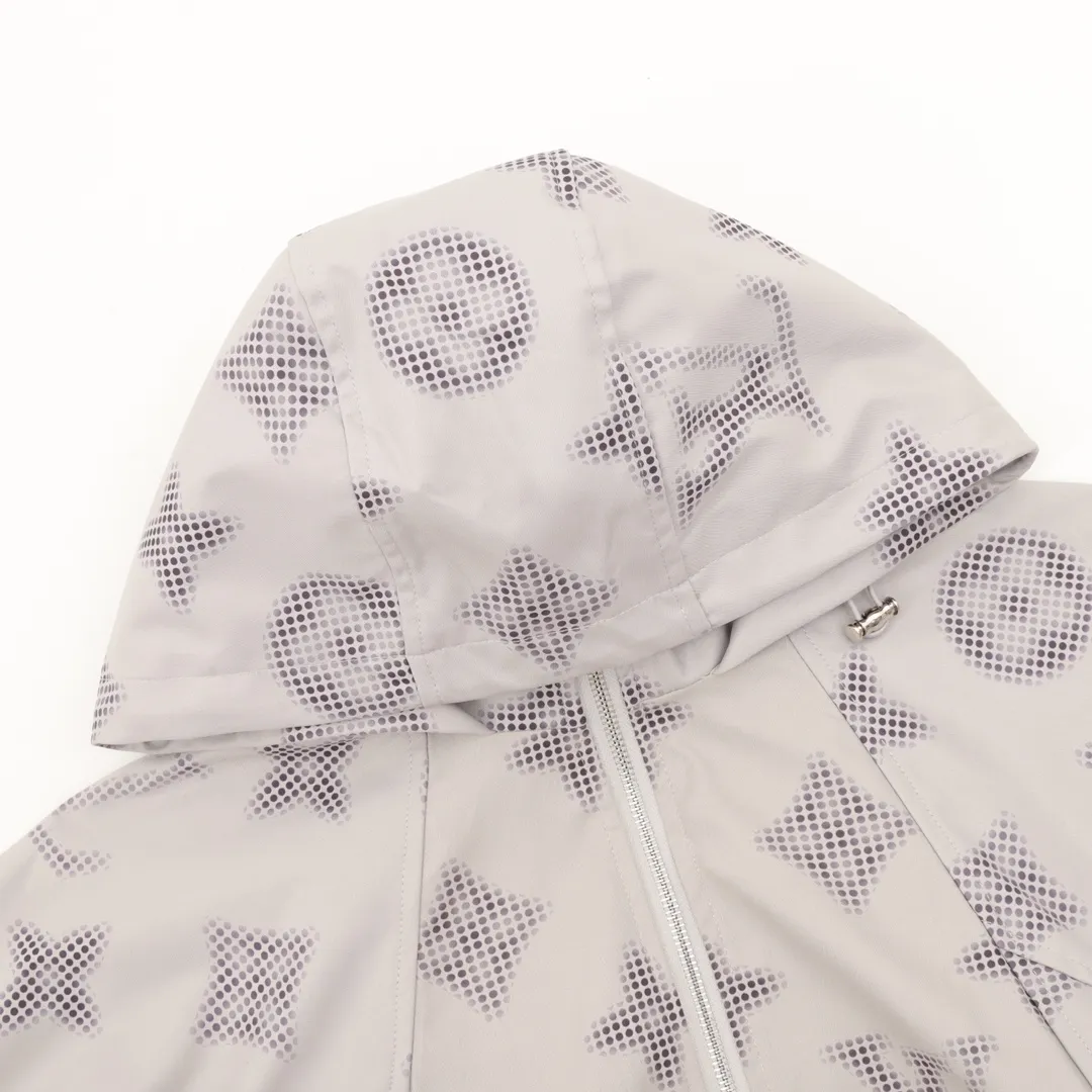 🅿️550 LouisVuitton/Louis Vuitton presbyopia all-over printed windbreaker zipper jacket. Purchase the original version and have it printed immediately. The fabric is made of custom densely spun technical fabric that is light and thin, and the upper body is silky and breathable. Infrared positioning cutting, workwear-style windbreaker design, the upper body is invincible and versatile. All details are customized and developed, and all hardware and accessories are restored to ZP. Size：XS-L